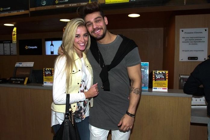 Tá rolando? Cantor Lucas Lucco chega ao cinema de mãos dadas com loira