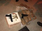 Policiais militares trocam tiros com suspeitos e apreendem 8kg de maconha
