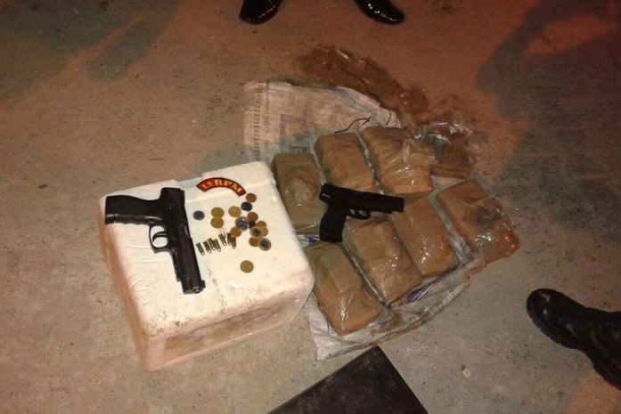 Policiais militares trocam tiros com suspeitos e apreendem 8kg de maconha