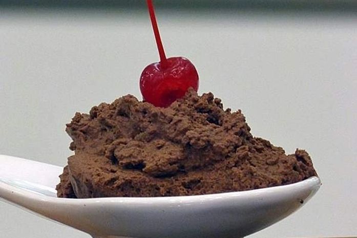 Parece mágica: receita de mousse expressa leva apenas chocolate e água