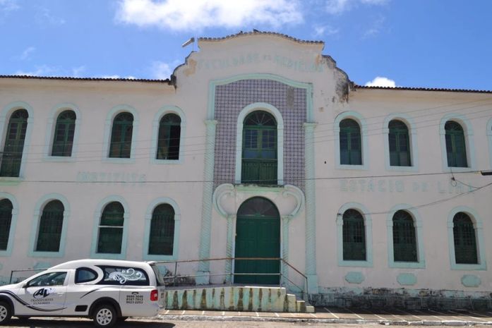 Homem é morto a golpes de faca peixeira nas costas e braços