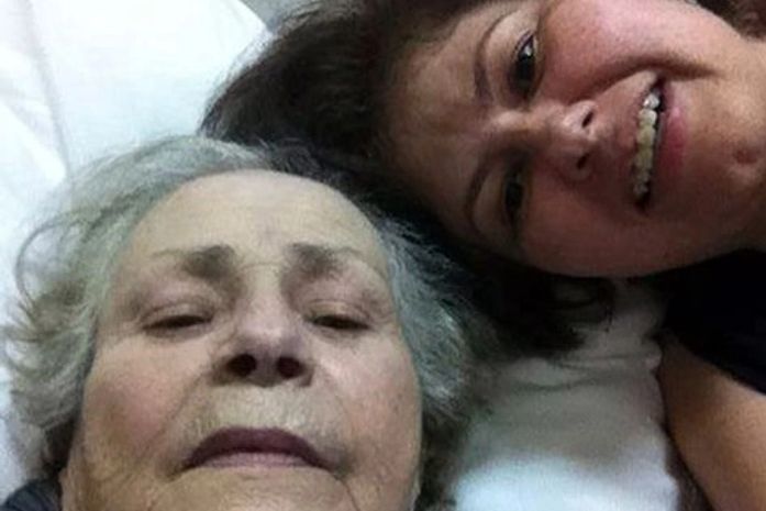 Endividada, atriz interna mãe em hospital público e busca trabalho: 'Pago quando der'