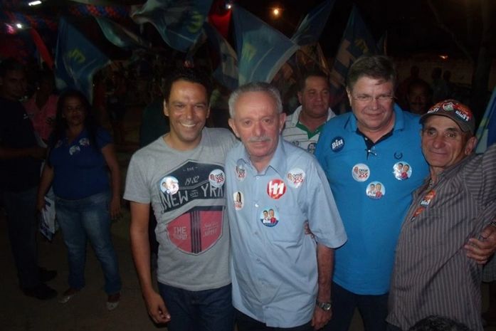 O Biu ao lado de Alexandre em Penedo e na quinta malhou o seu vice no guia eleitoral