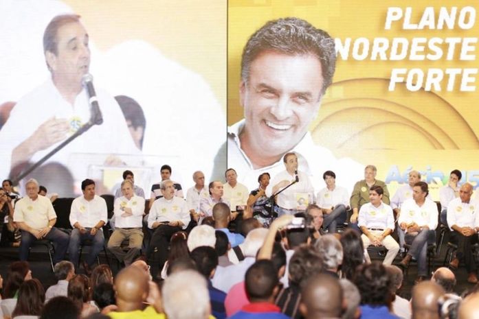 Rui no fundo de camisa listrada e Téo na frente participaram da campanha de Aécio em Salvador