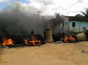 Obra paralisada provoca protestos no bairro Canafístula em Arapiraca 