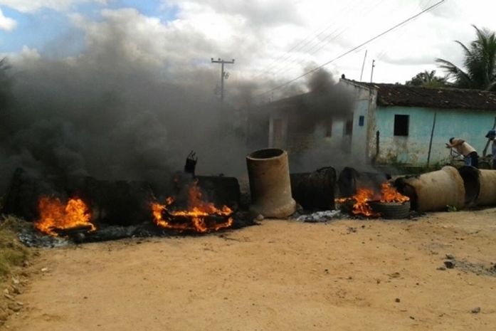 Obra paralisada provoca protestos no bairro Canafístula em Arapiraca