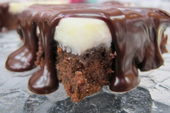 Brownie de capuccino com calda quente fica pronto em três passos; anote a receita