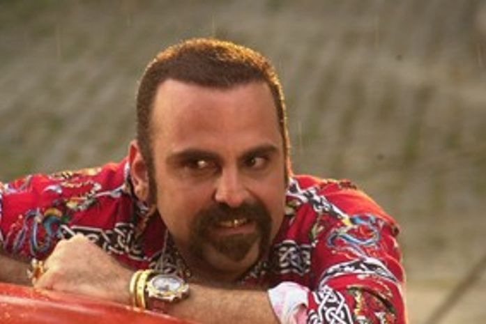 Com doença degenerativa, ex-'TV Pirata' chora ao rever cenas e não quer receber visitas