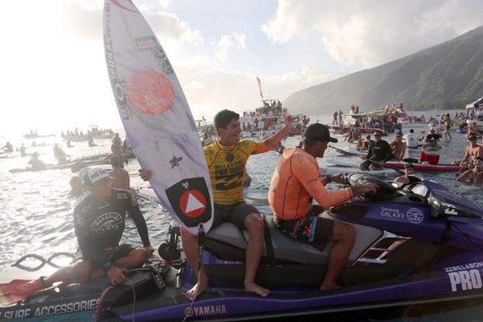 Famosos parabenizam Gabriel Medina por título