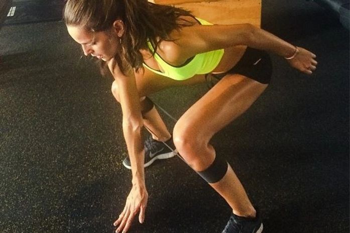 Izabel Goulart se exercita com elástico: 'Treino de resistência'