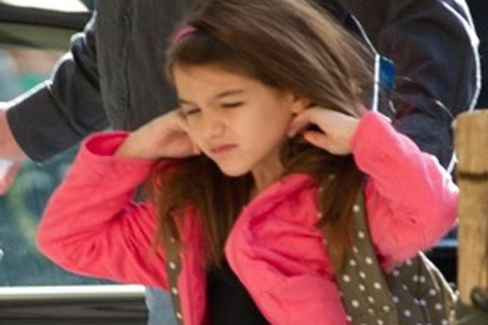 Cadelinha de Suri Cruise desaparece e recompensa é de US$ 1 mil, diz site