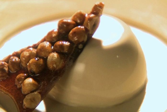 Panna cotta de café com crocante de avelã e canela