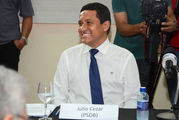 Júlio Cezar se compromete a erradicar analfabetismo