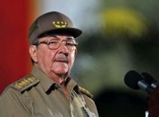 Raúl Castro recebe 201 médicos cubanos que saíram do Brasil