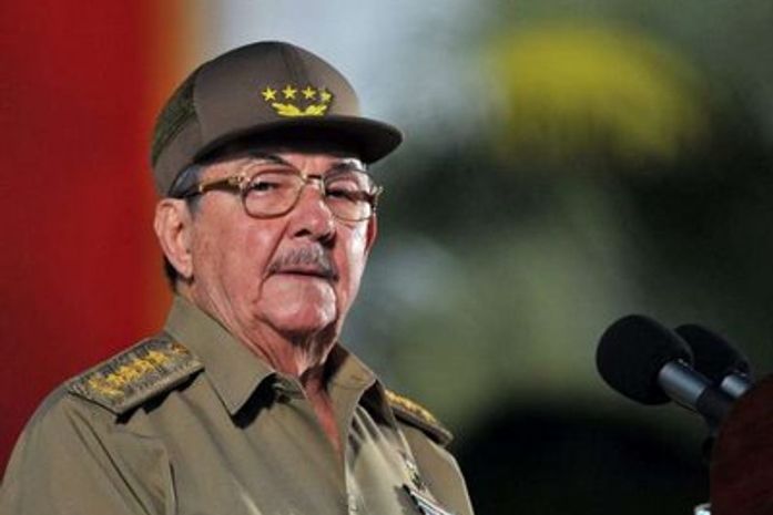 Raúl Castro recebe 201 médicos cubanos que saíram do Brasil