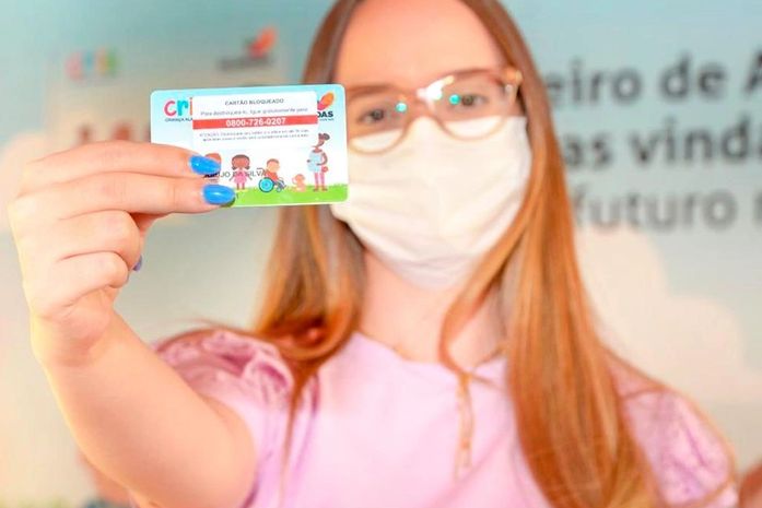 Assistência Social entrega Cartão Cria a mães e gestantes de Limoeiro de Anadia
