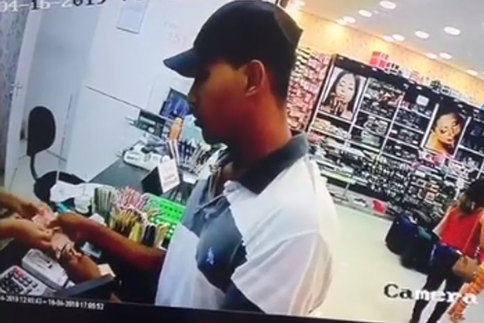 Aproximadamente R$ 1000 foi levado do caixa da loja.