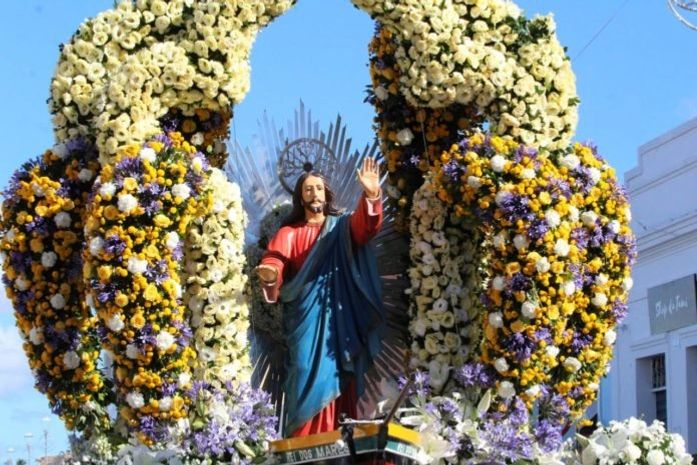 Imagem de Bom Jesus dos Navegantes levada em procissão pelas ruas de Penedo