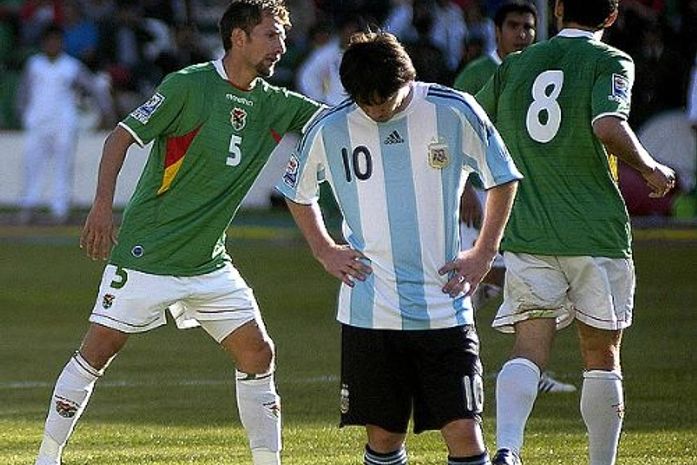 Messi parece não acreditar no placar (Foto: Globoesporte.Com)