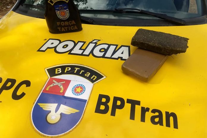 Droga foi abandonada pelos criminosos durante a fuga.