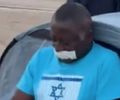  A imagem de um homem negro, fardado de retórica patriótica, defendendo Jair Bolsonaro em frente ao STF, representa uma cena de auto aniquilação simbólica