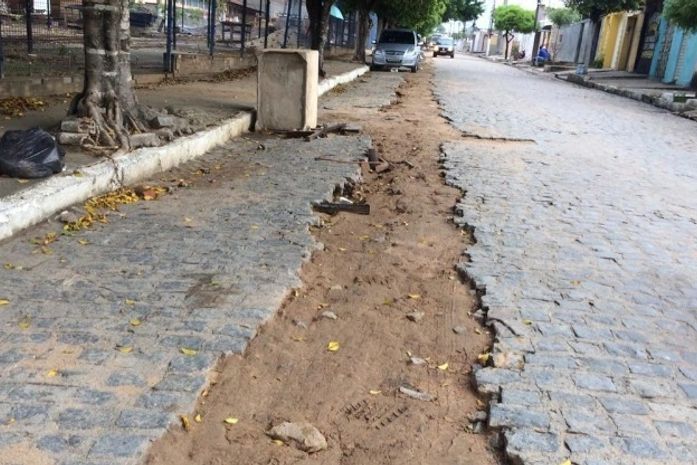 Prefeitura de Arapiraca notifica Casal para reparos em ruas danificadas após obras da empresa