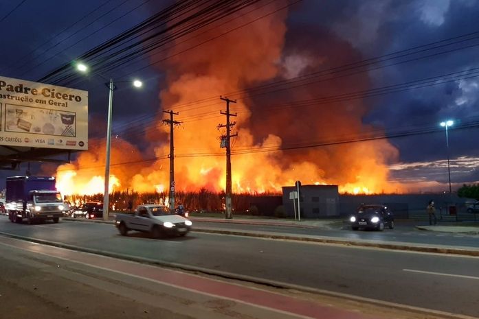 Incêndio em terreno assusta moradores e populares no Benedito Bentes.