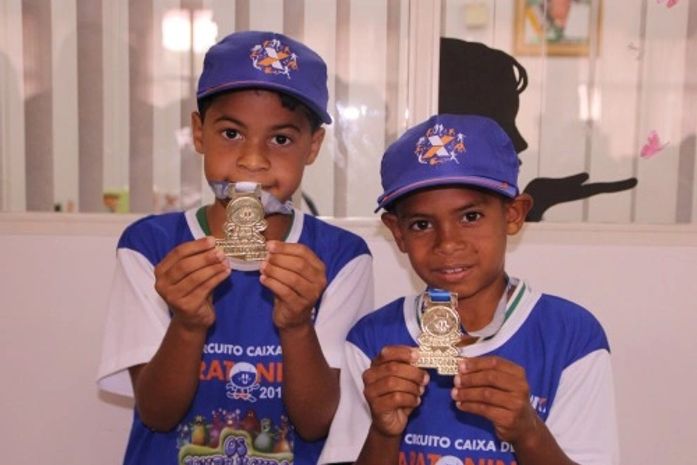 Jovens arapiraquenses ganham medalhas na Maratoninha da Caixa