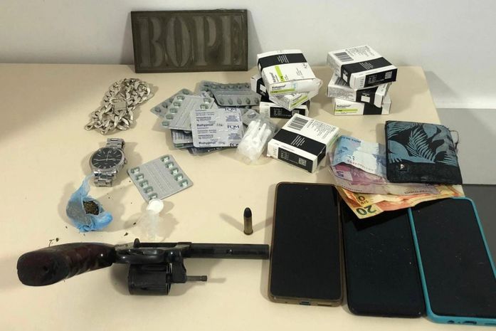 PM apreende revólver, maconha e mais de 40 comprimidos de Rohypnol durante operação em Maceió