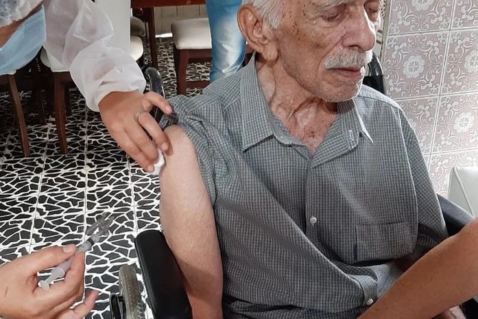 Educador José Moacir Teófilo, 93 anos, recebe a 1ª dose da vacina