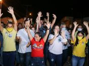 Senador Rodrigo Cunha caminha lado a lado com Fabiana nas ruas do Canaã