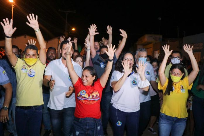 Senador Rodrigo Cunha caminha lado a lado com Fabiana nas ruas do Canaã