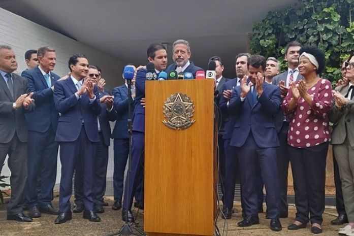 Com choro de deputada, Lira encerra mandato na presidência da Câmara e diz não ter problemas em voltar a ser deputado