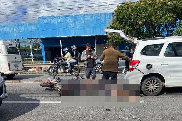 Colisão entre carro e moto deixa jovem ferido na Avenida Menino Marcelo
