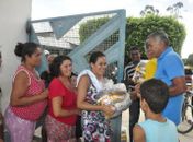 Deputado Tarcizo Freire distribui cestas básicas em bairros carentes de Arapiraca 