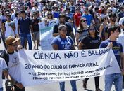 Manifestação contra cortes na educação