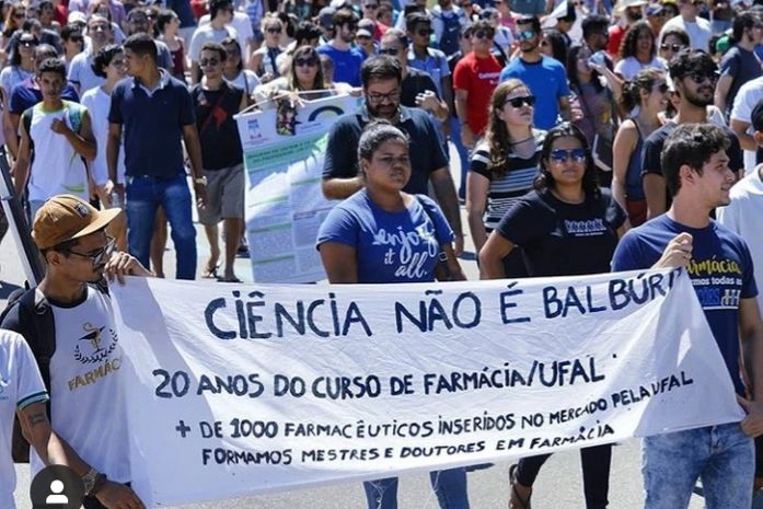 Manifestação contra cortes na educação