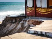 Defesa Civil interdita mais uma barraca na orla de Maceió devido o avanço do mar
