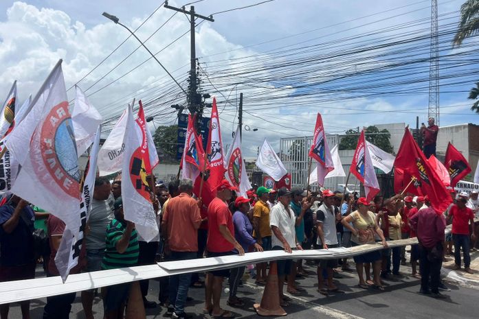 Protesto por reforma agrária fecha trecho da Av. Fernandes Lima e trava trânsito em Maceió