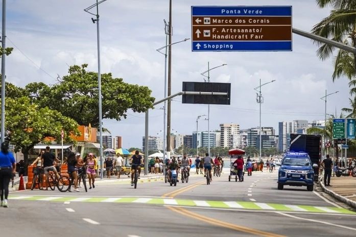 Prefeitura de Maceió determina restrição de bandeiras e wind banners na orla