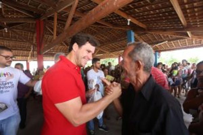 Páscoa Solidaria: Prefeito Cacau inicia entrega de peixes para famílias carentes