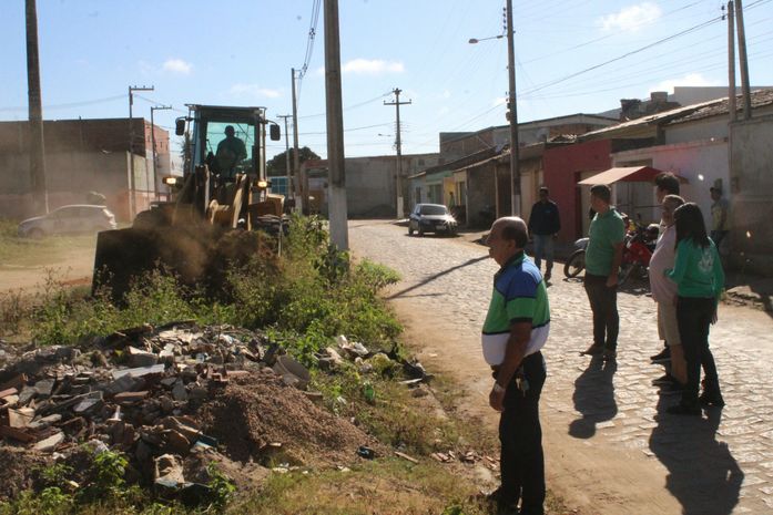 Verdes Campos é beneficiado com mutirão de limpeza em Arapiraca