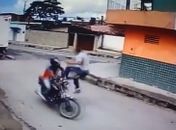 Homem reage a assalto e agride criminosos na Feirinha do Tabuleiro
