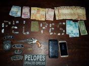 Após denúncia, dupla é presa com arma, dinheiro e drogas dentro de residência em Arapiraca