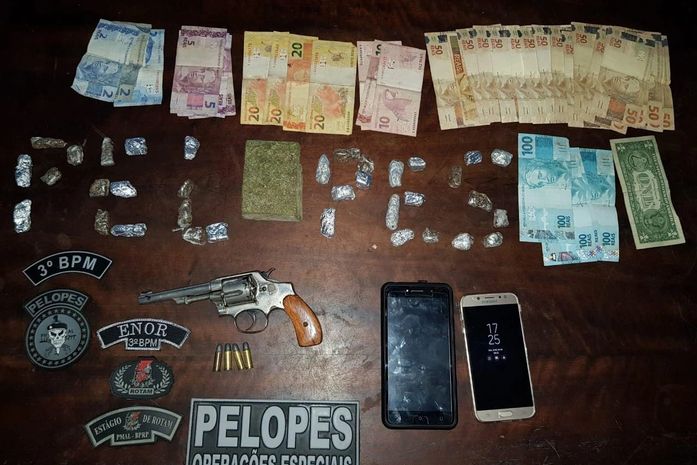 Após denúncia, dupla é presa com arma, dinheiro e drogas dentro de residência em Arapiraca