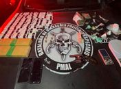 Dupla é presa e armas e drogas são apreendidas após denúncia anônima no interior de AL