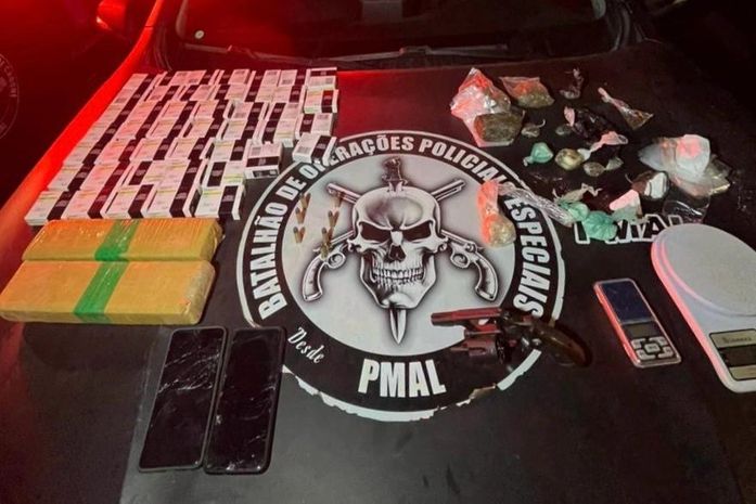 Dupla é presa e armas e drogas são apreendidas após denúncia anônima no interior de AL