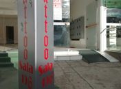 Três assaltantes armados roubam estúdio de tatuagem 