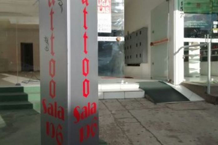 Três assaltantes armados roubam estúdio de tatuagem