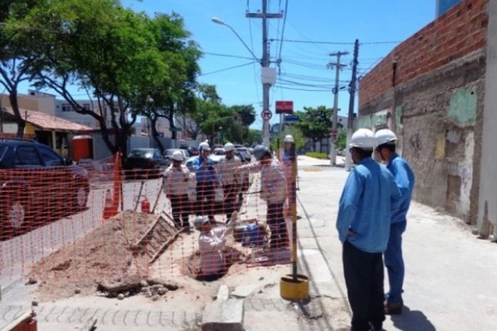 Equipes da Arsal fiscalizam construção de gasoduto no bairro da Jatiúca